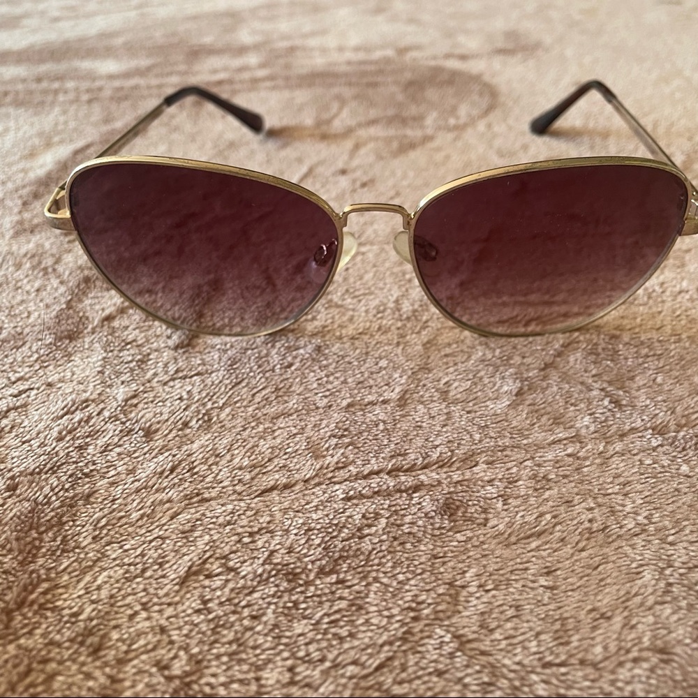 O by Oscar de La Renta sunglasses + Free Case.